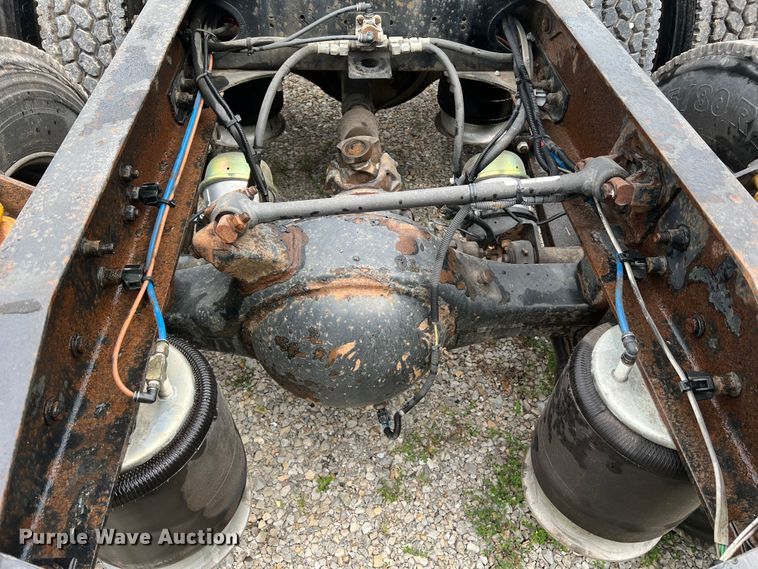 image for item JM9174 2007 Freightliner Columbia 120  semi truck