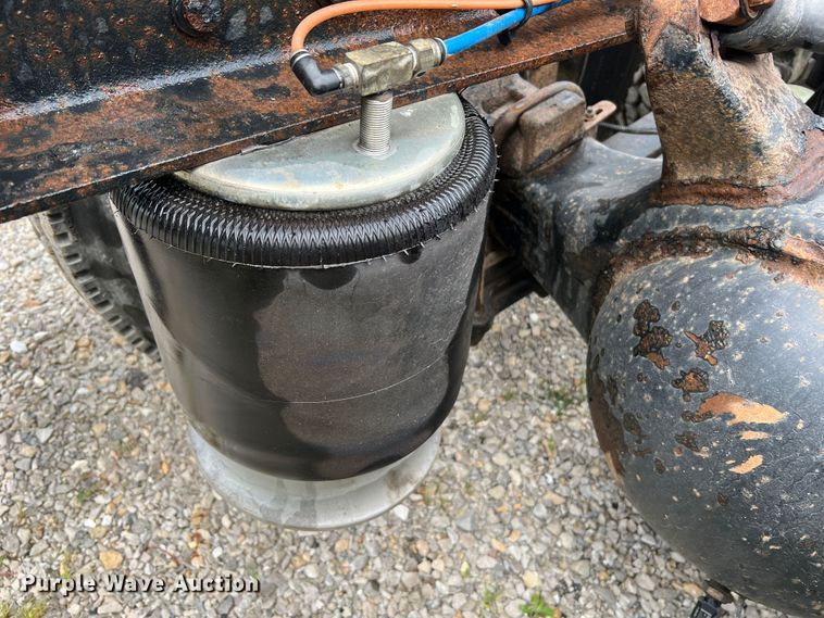 image for item JM9174 2007 Freightliner Columbia 120  semi truck