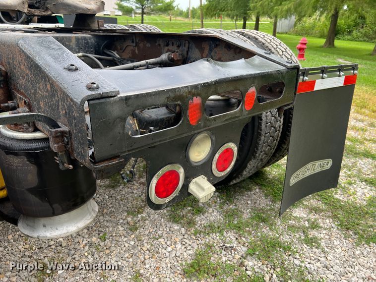 image for item JM9174 2007 Freightliner Columbia 120  semi truck