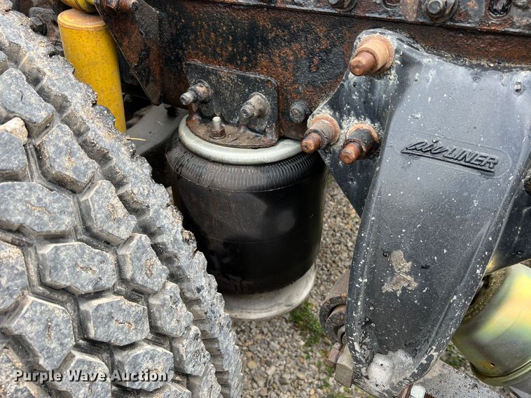 image for item JM9174 2007 Freightliner Columbia 120  semi truck