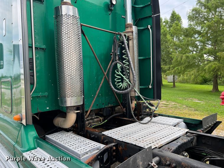 image for item JM9174 2007 Freightliner Columbia 120  semi truck