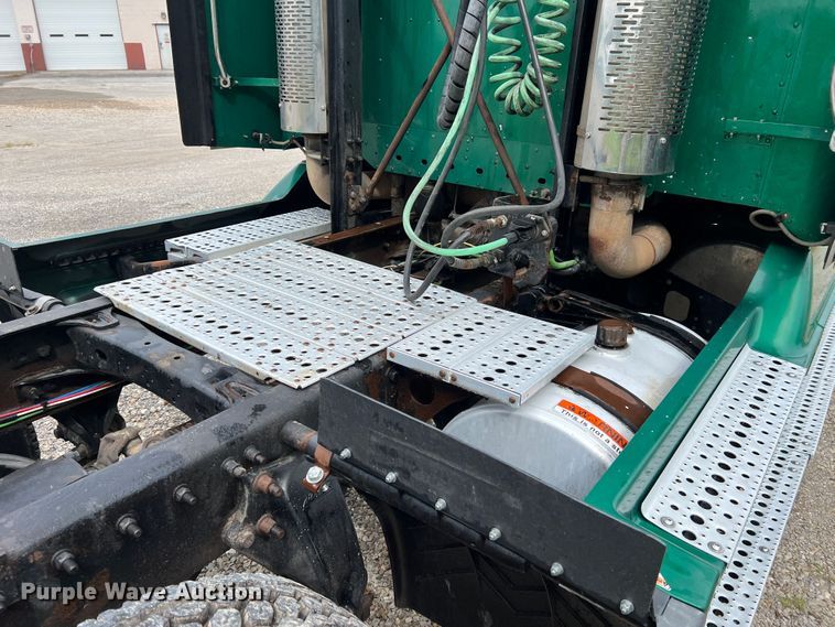 image for item JM9174 2007 Freightliner Columbia 120  semi truck