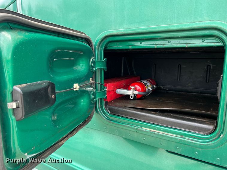 image for item JM9174 2007 Freightliner Columbia 120  semi truck