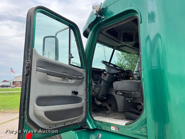 image for item JM9174 2007 Freightliner Columbia 120  semi truck