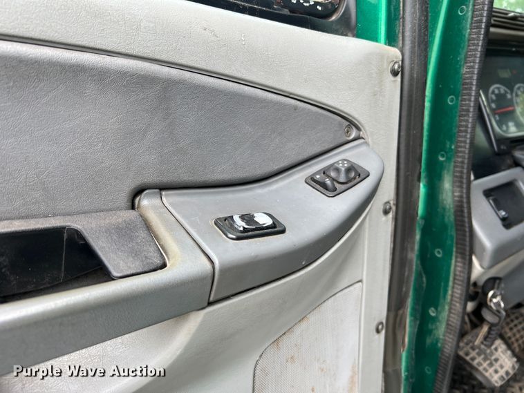 image for item JM9174 2007 Freightliner Columbia 120  semi truck