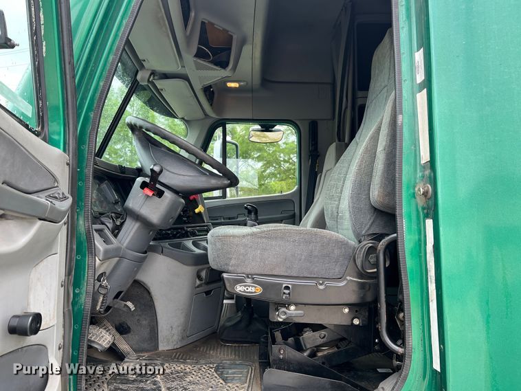 image for item JM9174 2007 Freightliner Columbia 120  semi truck