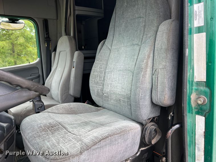 image for item JM9174 2007 Freightliner Columbia 120  semi truck