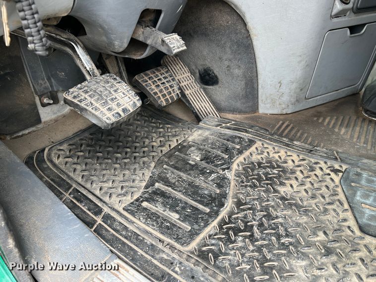 image for item JM9174 2007 Freightliner Columbia 120  semi truck