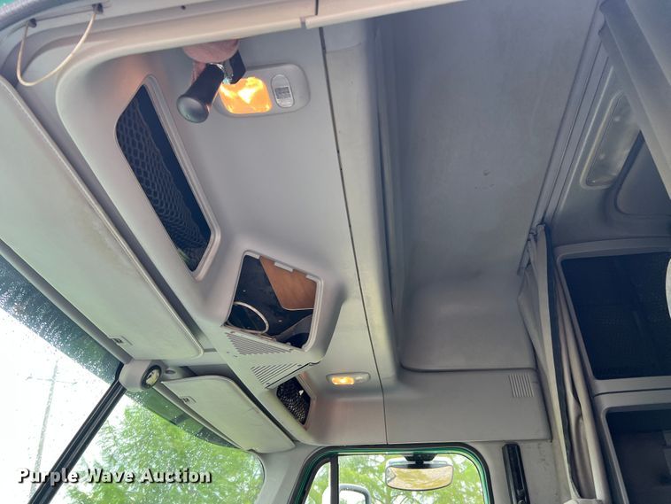 image for item JM9174 2007 Freightliner Columbia 120  semi truck