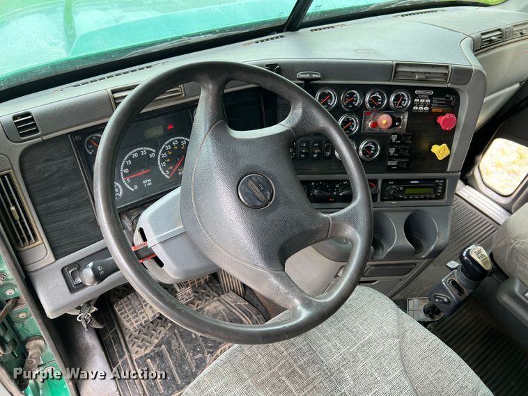 image for item JM9174 2007 Freightliner Columbia 120  semi truck