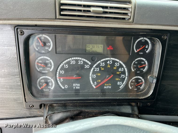 image for item JM9174 2007 Freightliner Columbia 120  semi truck