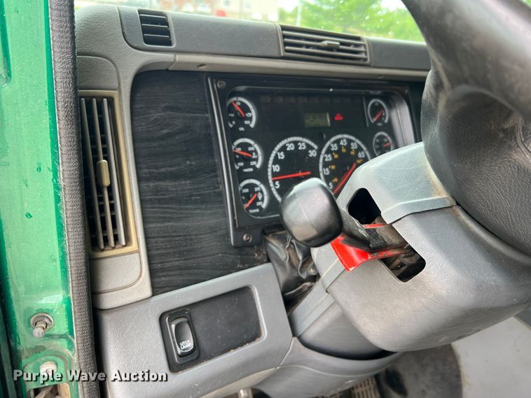 image for item JM9174 2007 Freightliner Columbia 120  semi truck