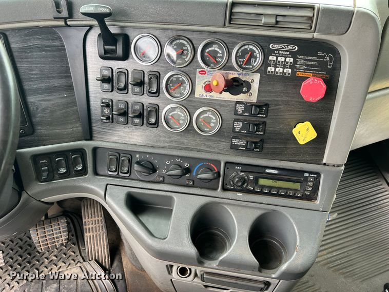 image for item JM9174 2007 Freightliner Columbia 120  semi truck