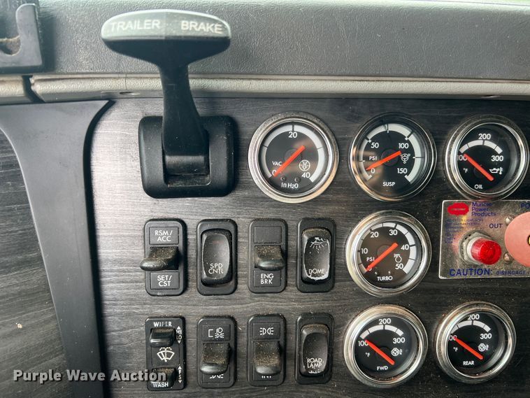 image for item JM9174 2007 Freightliner Columbia 120  semi truck