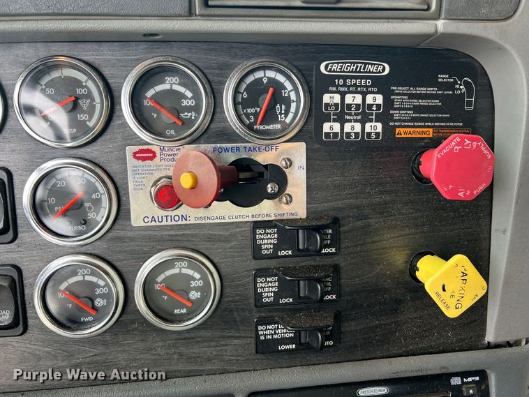 image for item JM9174 2007 Freightliner Columbia 120  semi truck