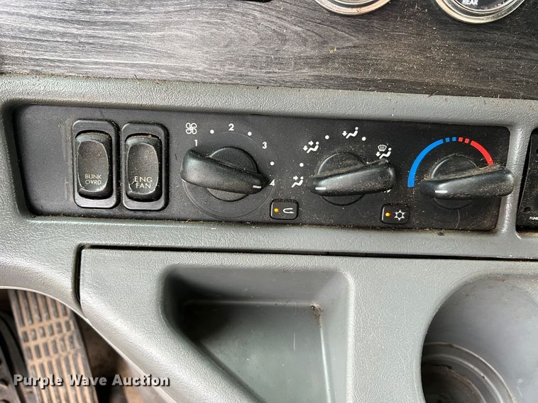 image for item JM9174 2007 Freightliner Columbia 120  semi truck