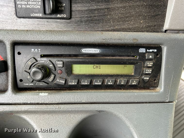 image for item JM9174 2007 Freightliner Columbia 120  semi truck