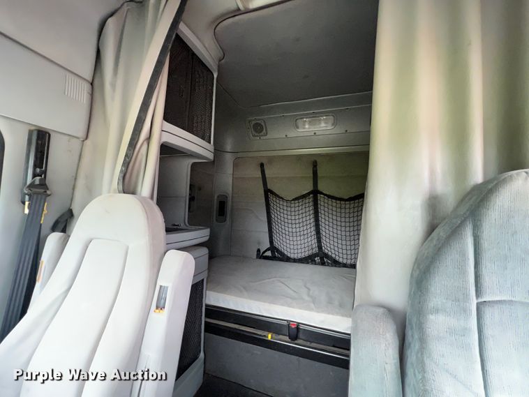 image for item JM9174 2007 Freightliner Columbia 120  semi truck