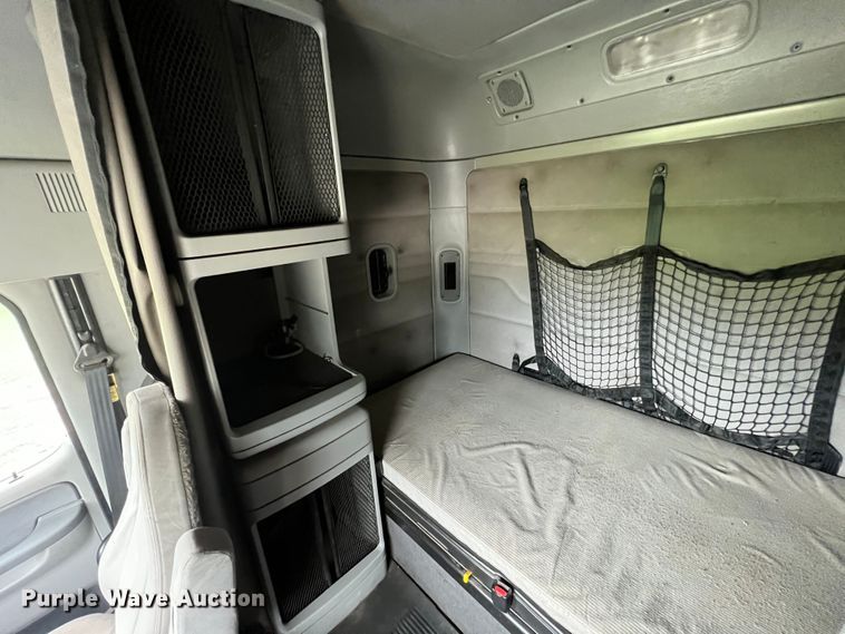 image for item JM9174 2007 Freightliner Columbia 120  semi truck