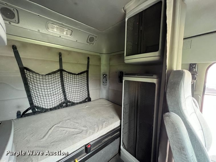 image for item JM9174 2007 Freightliner Columbia 120  semi truck