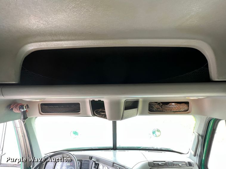 image for item JM9174 2007 Freightliner Columbia 120  semi truck