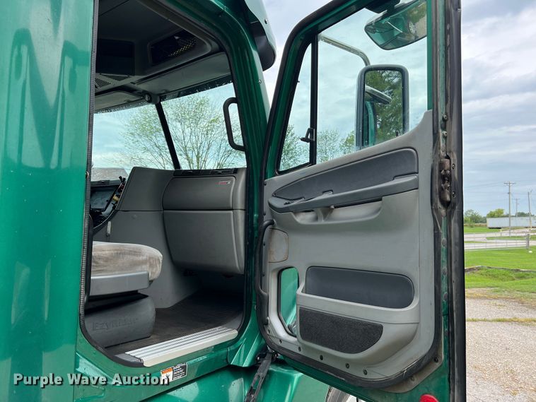 image for item JM9174 2007 Freightliner Columbia 120  semi truck