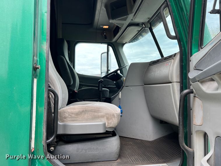 image for item JM9174 2007 Freightliner Columbia 120  semi truck