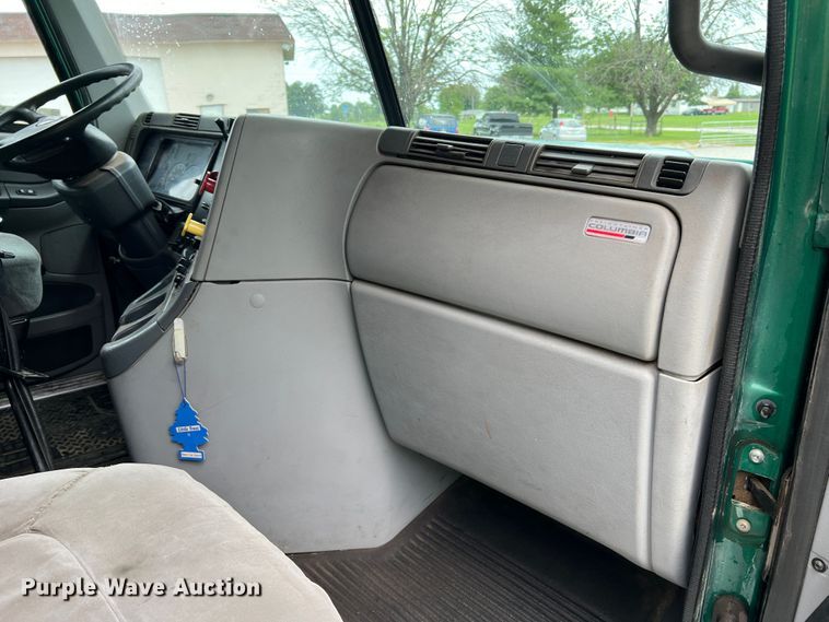 image for item JM9174 2007 Freightliner Columbia 120  semi truck