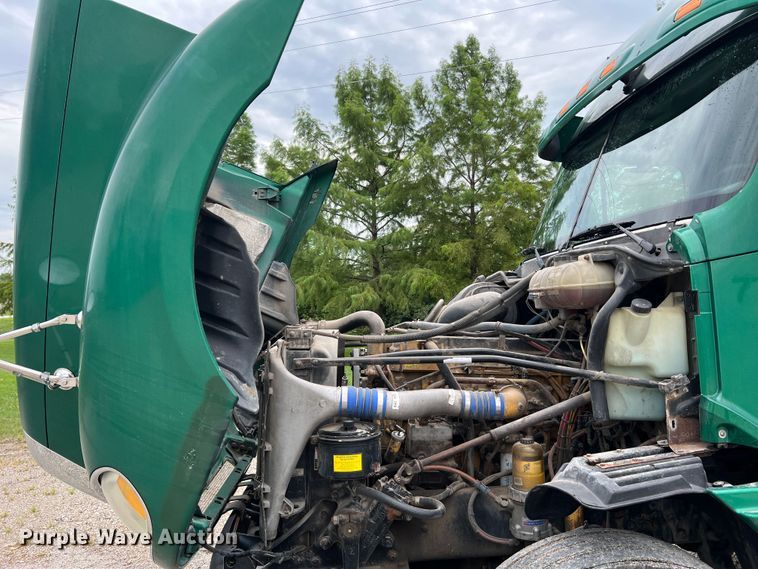 image for item JM9174 2007 Freightliner Columbia 120  semi truck