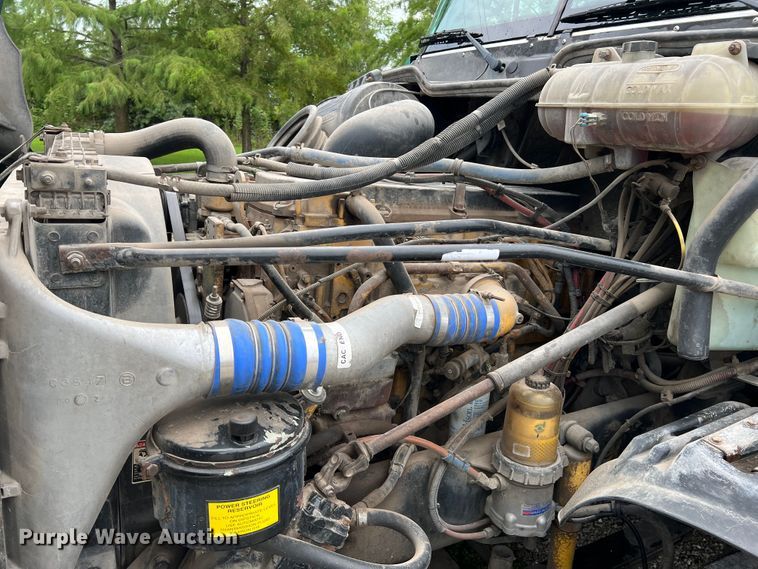 image for item JM9174 2007 Freightliner Columbia 120  semi truck