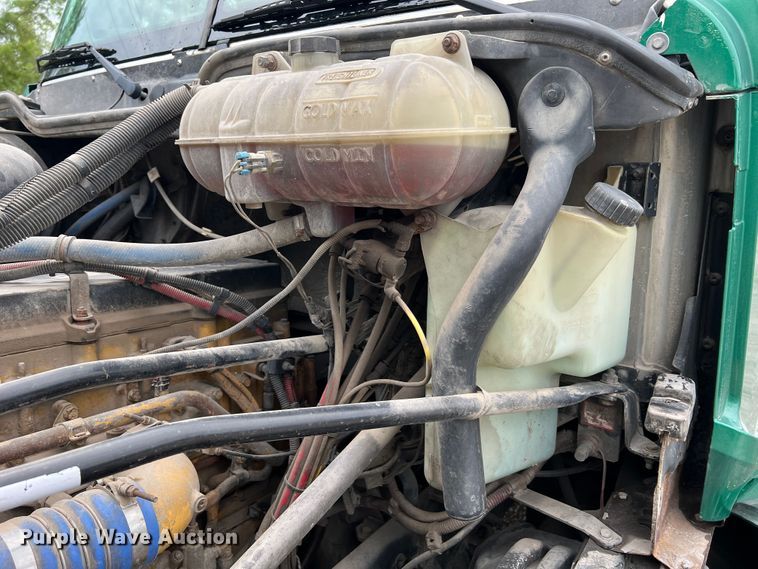 image for item JM9174 2007 Freightliner Columbia 120  semi truck