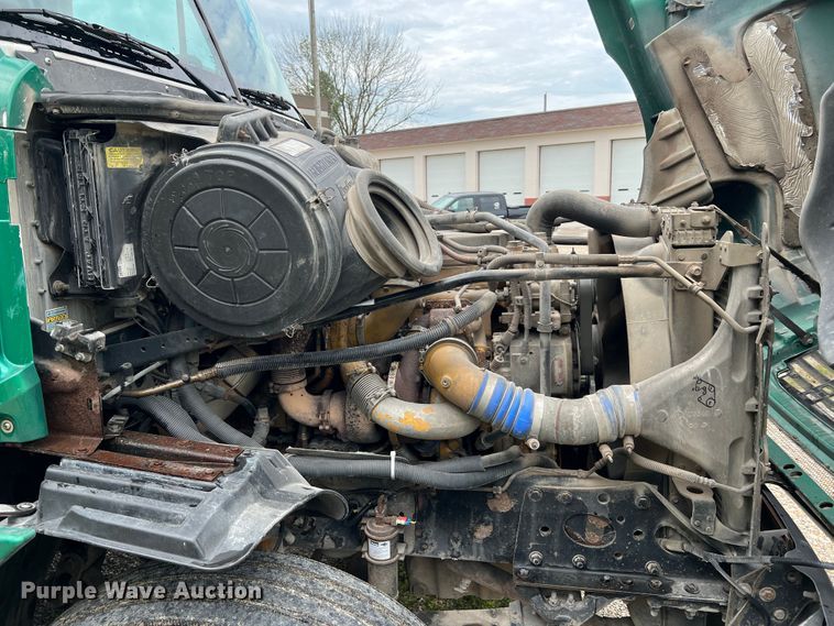 image for item JM9174 2007 Freightliner Columbia 120  semi truck