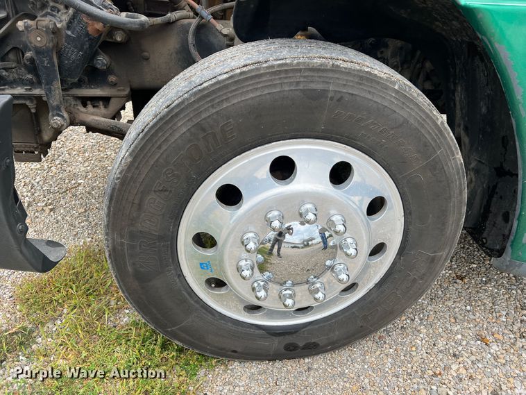 image for item JM9174 2007 Freightliner Columbia 120  semi truck