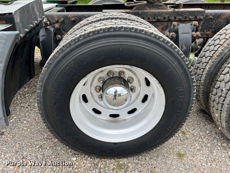 image for item JM9174 2007 Freightliner Columbia 120  semi truck