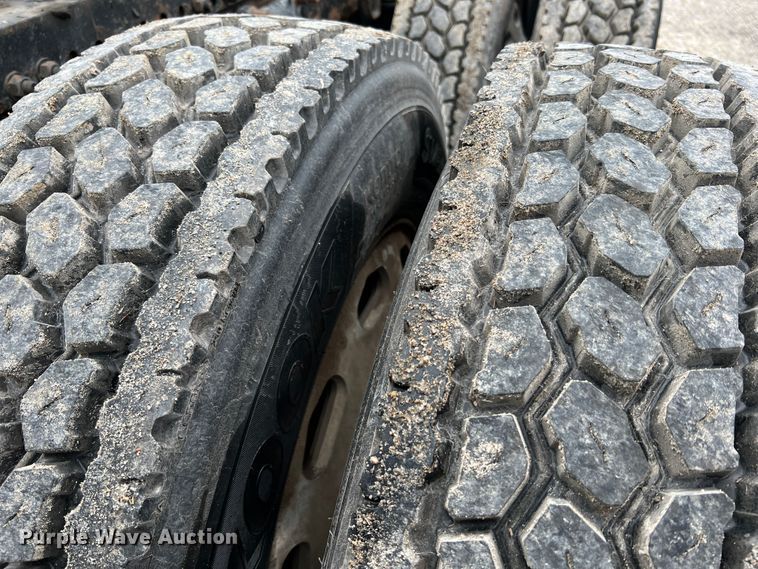 image for item JM9174 2007 Freightliner Columbia 120  semi truck