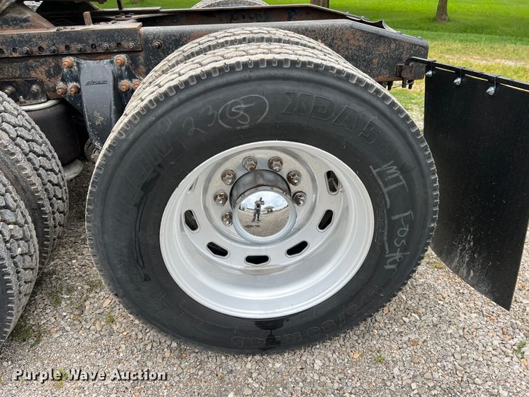 image for item JM9174 2007 Freightliner Columbia 120  semi truck