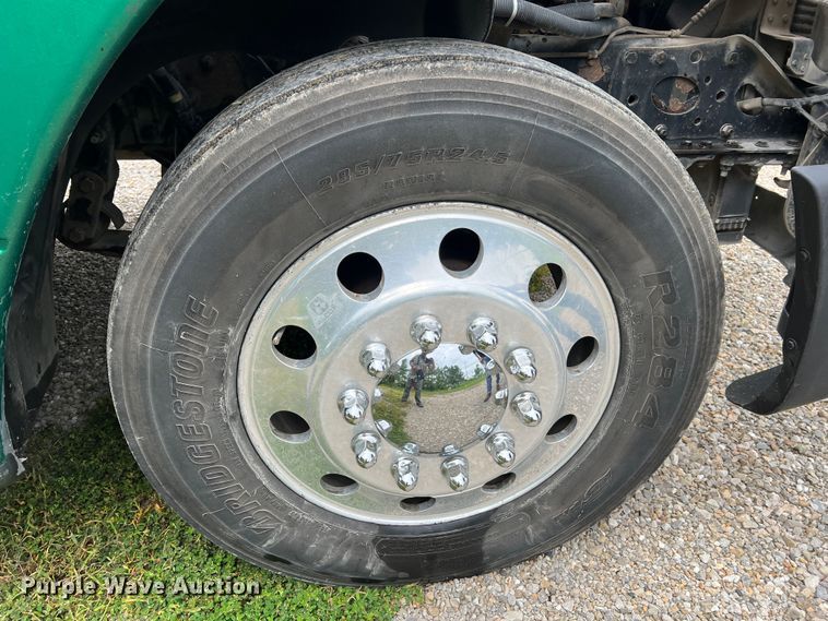 image for item JM9174 2007 Freightliner Columbia 120  semi truck