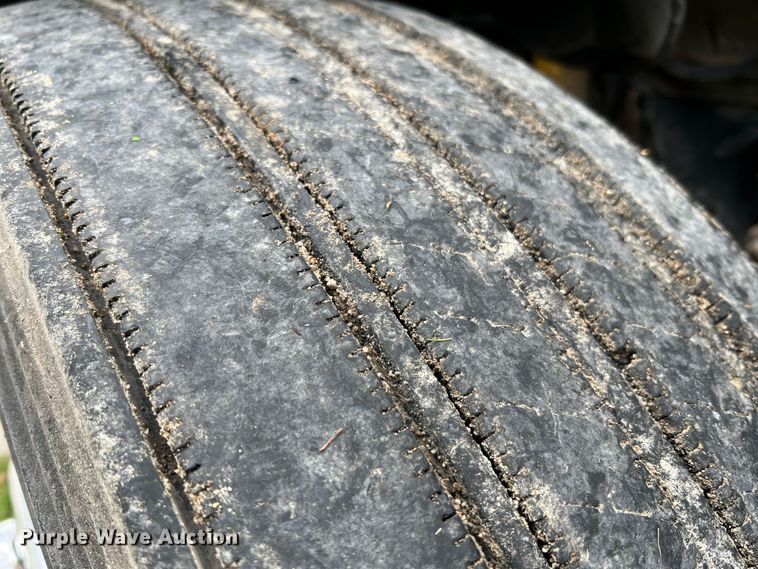 image for item JM9174 2007 Freightliner Columbia 120  semi truck