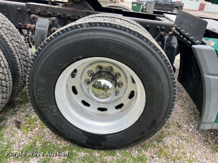 image for item JM9174 2007 Freightliner Columbia 120  semi truck