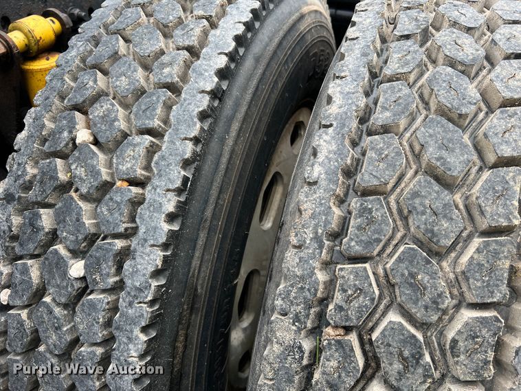 image for item JM9174 2007 Freightliner Columbia 120  semi truck