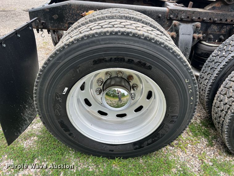 image for item JM9174 2007 Freightliner Columbia 120  semi truck