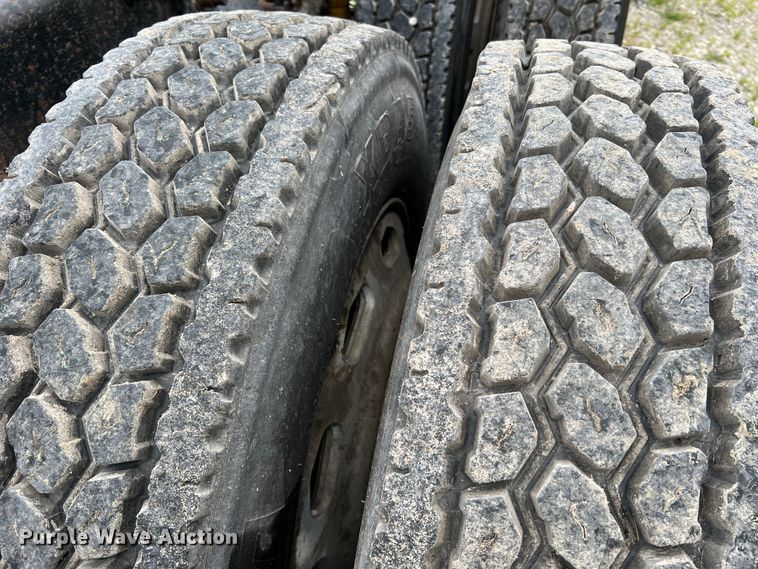 image for item JM9174 2007 Freightliner Columbia 120  semi truck