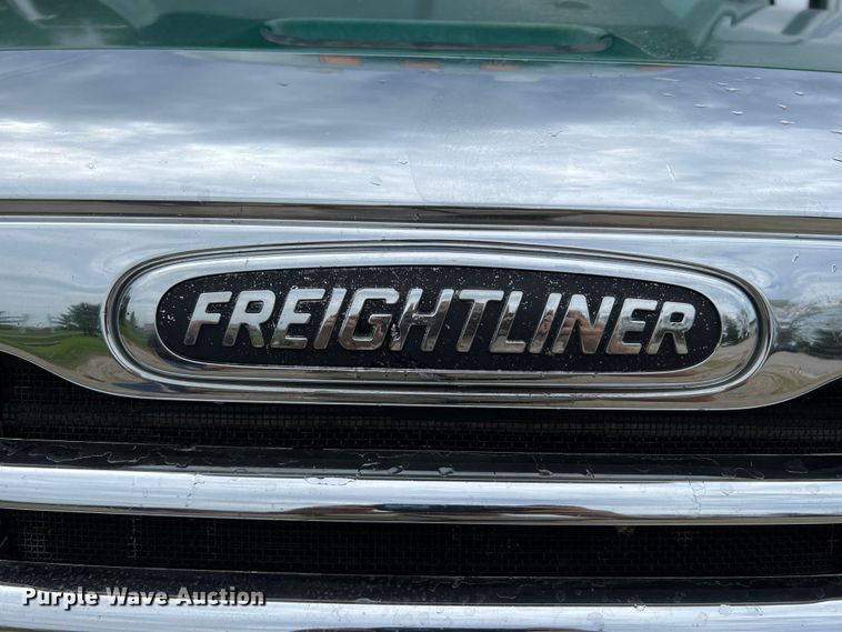 image for item JM9174 2007 Freightliner Columbia 120  semi truck