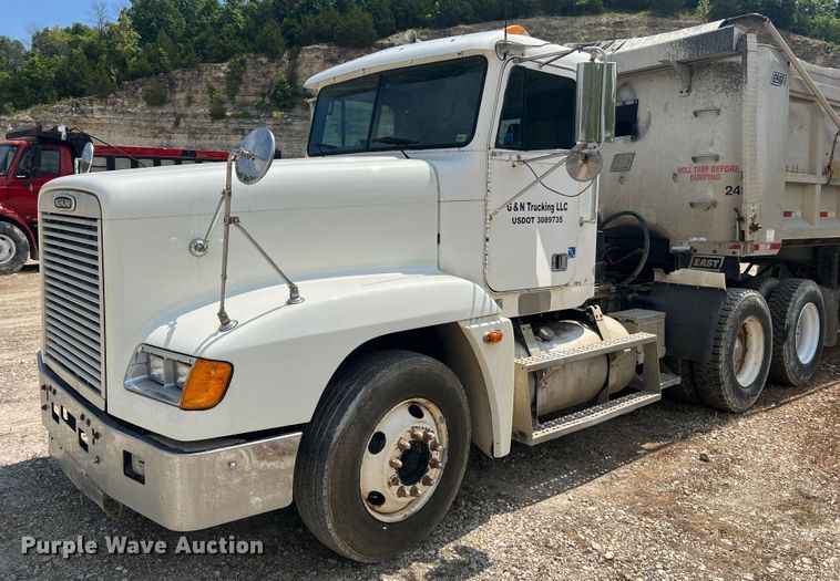 image for item JM9286 2001 Freightliner FLD120  semi truck