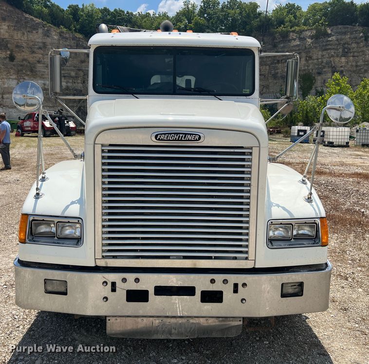 image for item JM9286 2001 Freightliner FLD120  semi truck