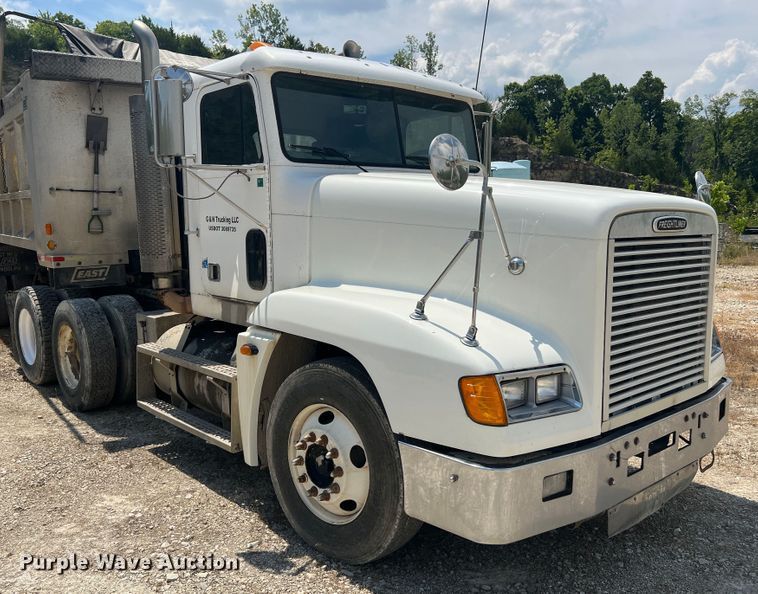 image for item JM9286 2001 Freightliner FLD120  semi truck