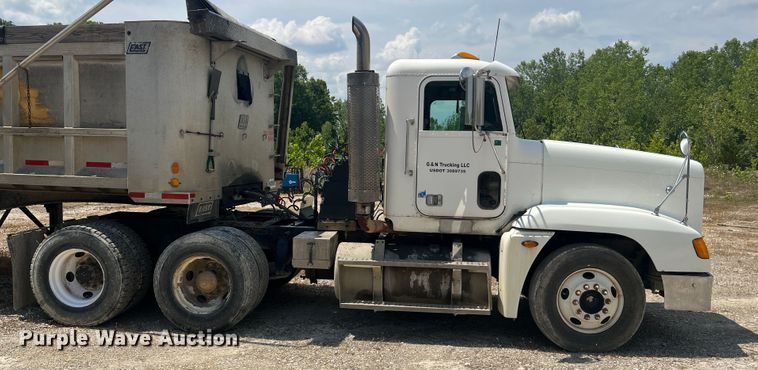 image for item JM9286 2001 Freightliner FLD120  semi truck