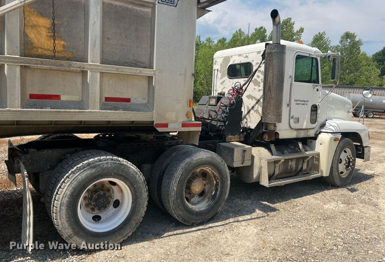 image for item JM9286 2001 Freightliner FLD120  semi truck