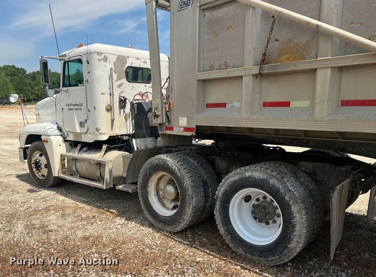 image for item JM9286 2001 Freightliner FLD120  semi truck