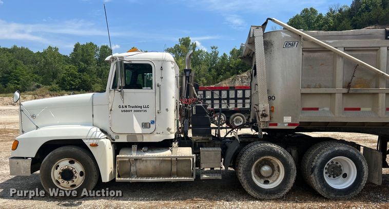 image for item JM9286 2001 Freightliner FLD120  semi truck